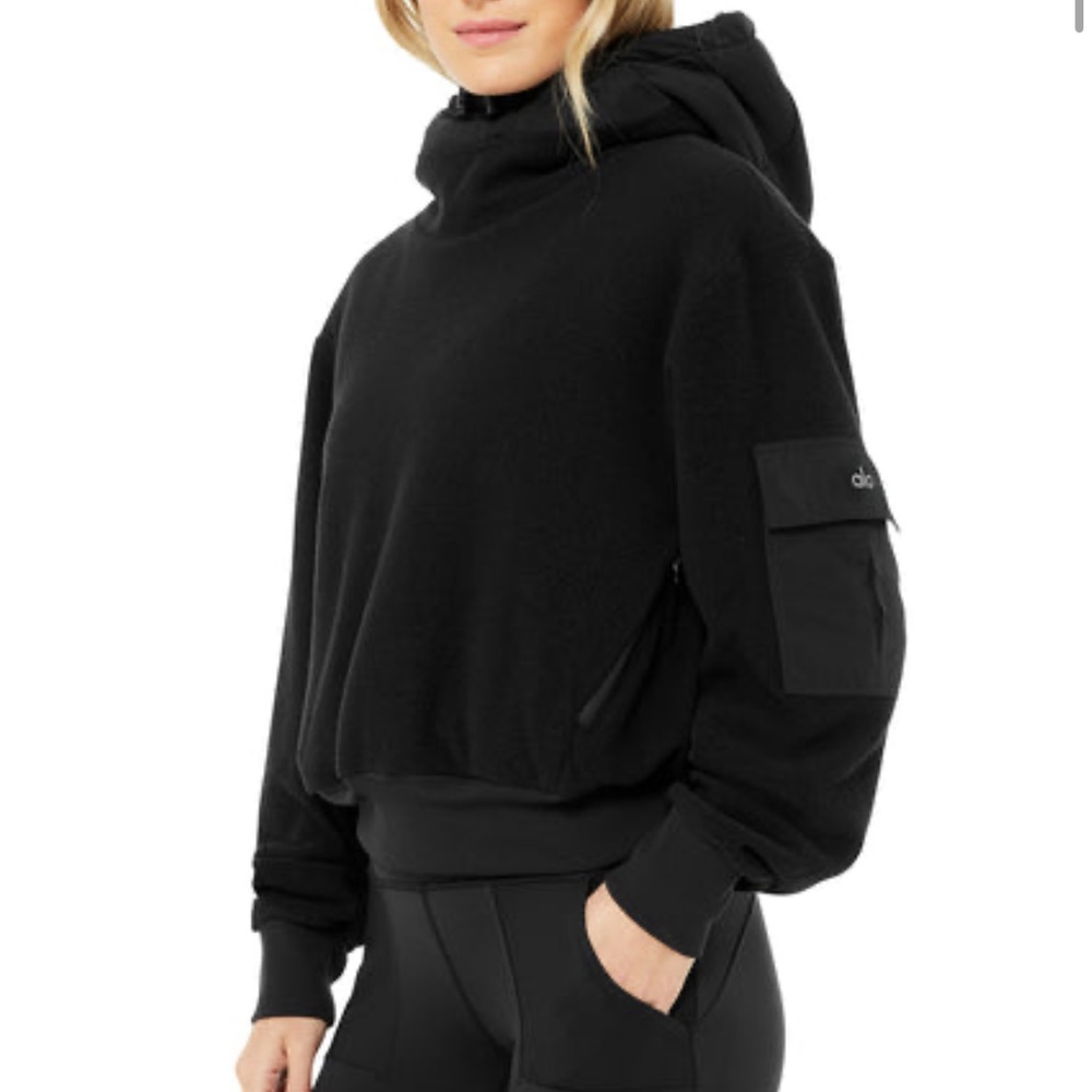 Alo Yoga black pullover
